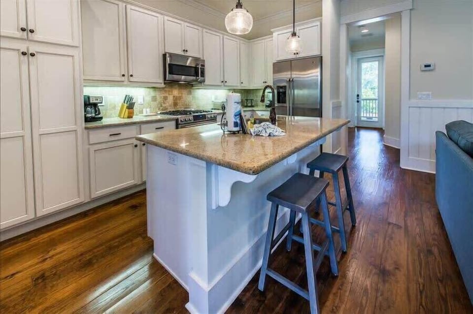 Large Gourmet Kitchen!