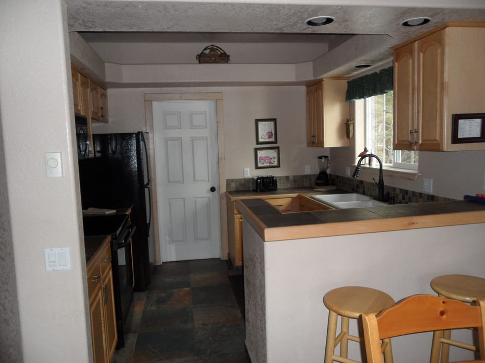 Kitchen updated kitchen appliances (w/self cleaning oven & ceramic top stove)