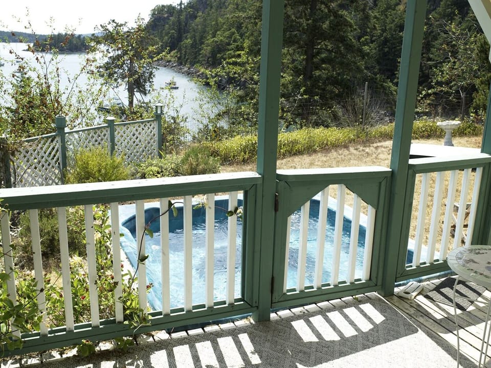 Gorgeous 8 person hot tub off the front porch with fantastic views.