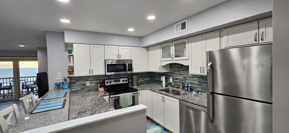 Stainless appliances with Keuring & regular coffee makers, blender and toaster