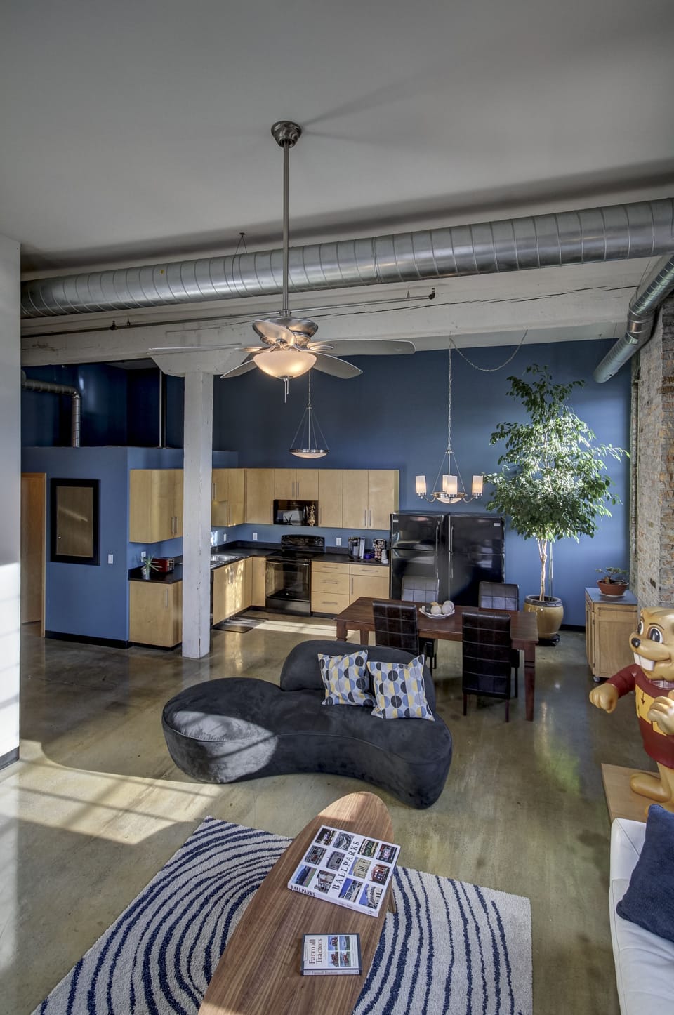 Very Tall Ceilings. Great Space for Gathering!