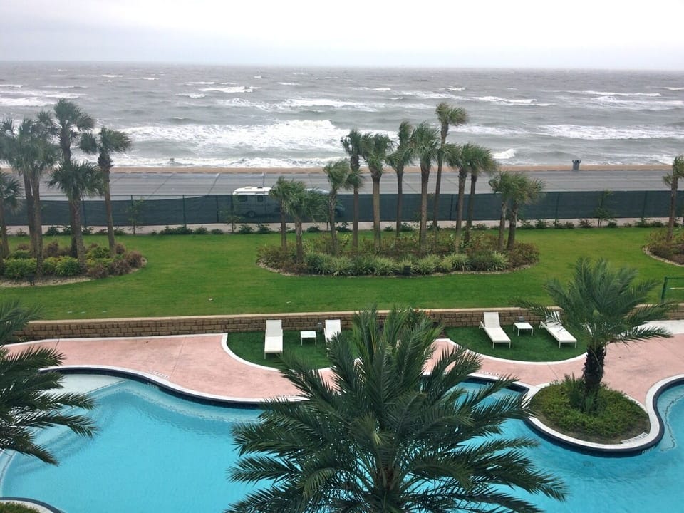 Lay back & watch waves roll in, dolphins swim and pelicans glide from balcony!