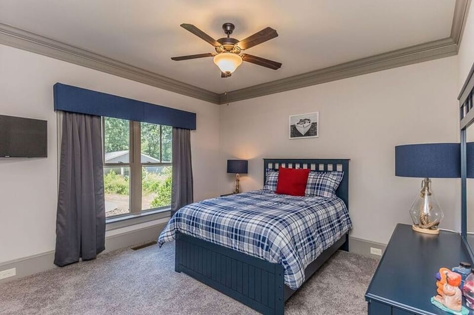 Main level queen bedroom 3
