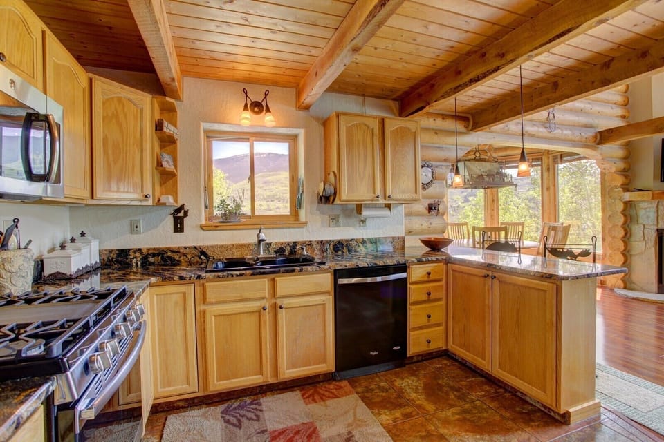Kitchen off Main Hall; open to DR; Sedna granite, Peninsula; Fully Stocked