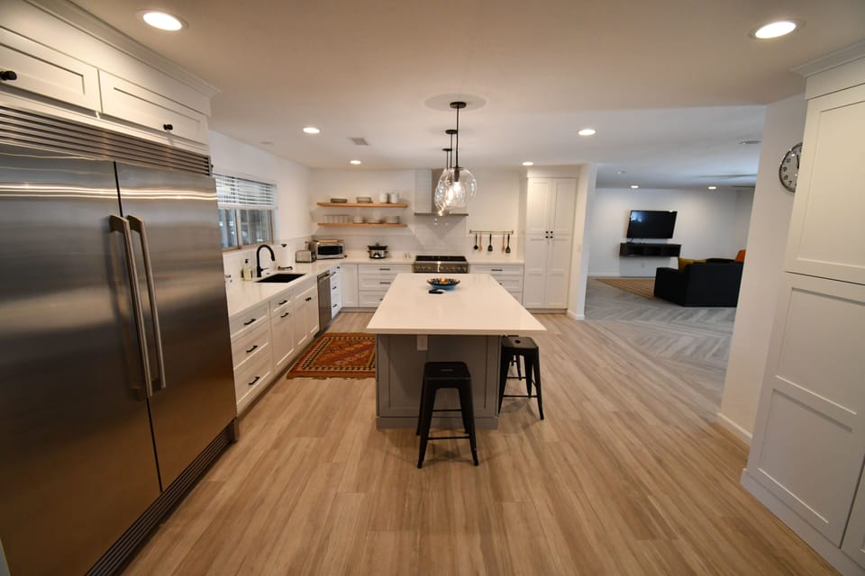 kitchen bar can seat up to 5