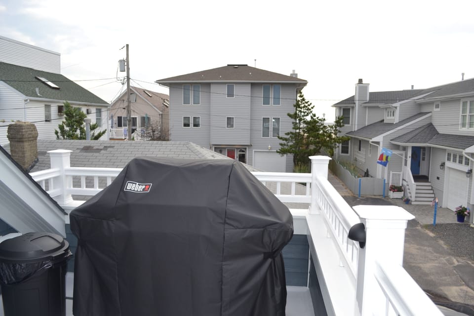 Weber gas grill, ocean views and outdoor music- just plug in your phone + enjoy!
