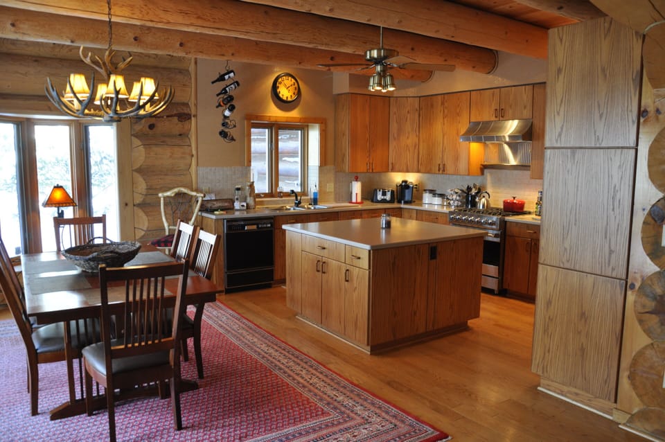 Lakeside kitchen dining area with Viking stove and Sub-Zero refrigerator