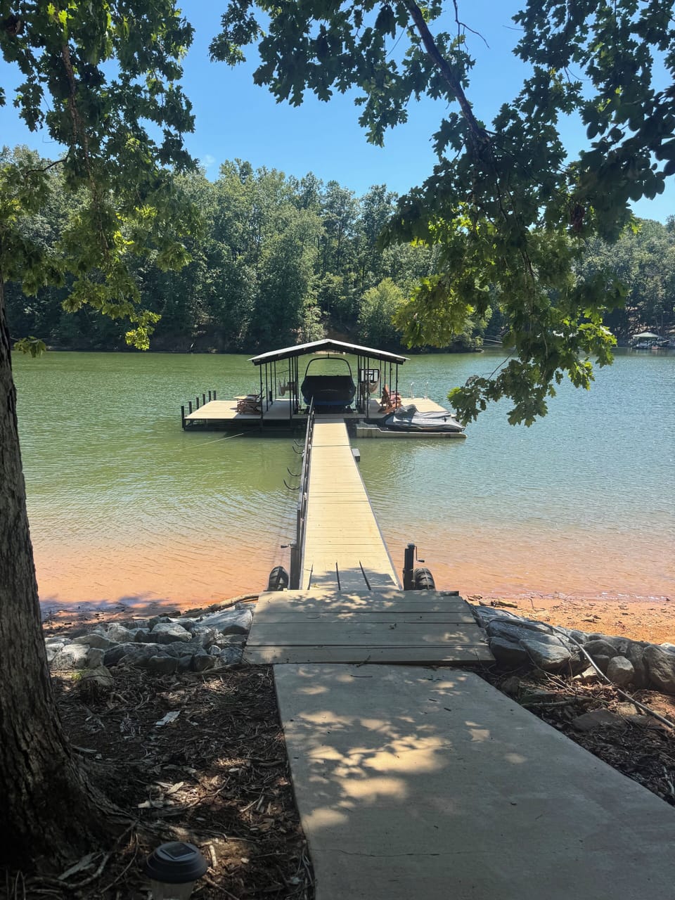 Open screened patio with lots of seating.