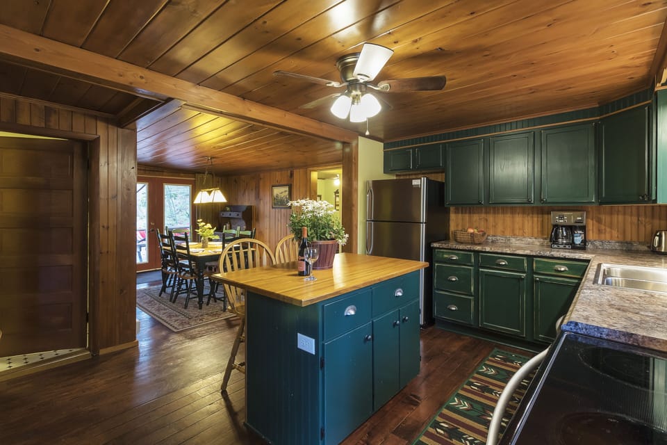 Beautiful Center Island Kitchen- Like new!