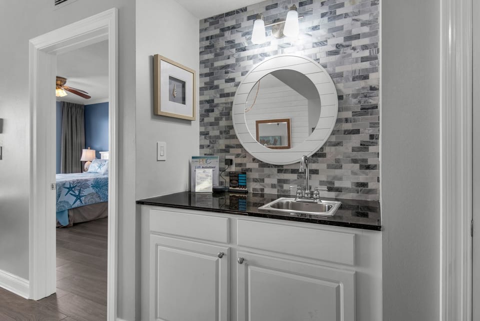 Elegant Wet Bar – Entertain effortlessly with a stylish wet bar featuring sleek countertops, a built-in sink, and ample storage—perfect for mixing cocktails or serving refreshments to guests.