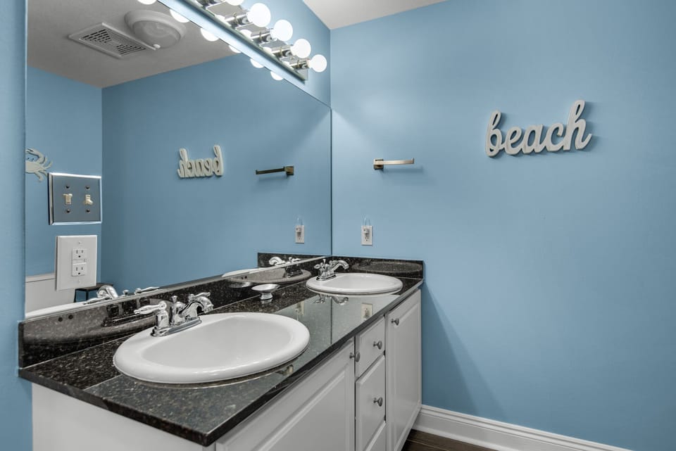 Modern En Suite Retreat – Enjoy the luxury of a newly renovated en suite bathroom, complete with a spacious walk-in shower featuring sleek glass doors and contemporary fixtures for a refreshing start to your day.