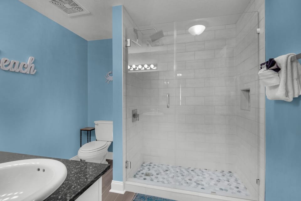 Modern En Suite Retreat – Enjoy the luxury of a newly renovated en suite bathroom, complete with a spacious walk-in shower featuring sleek glass doors and contemporary fixtures for a refreshing start to your day.