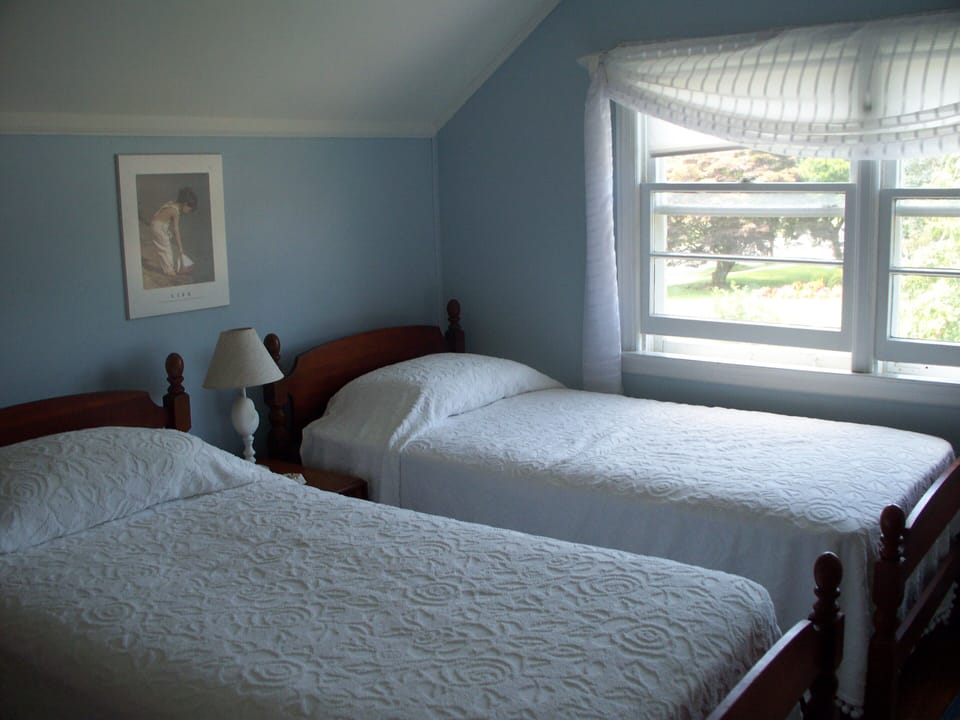 Second upstairs twin bedroom