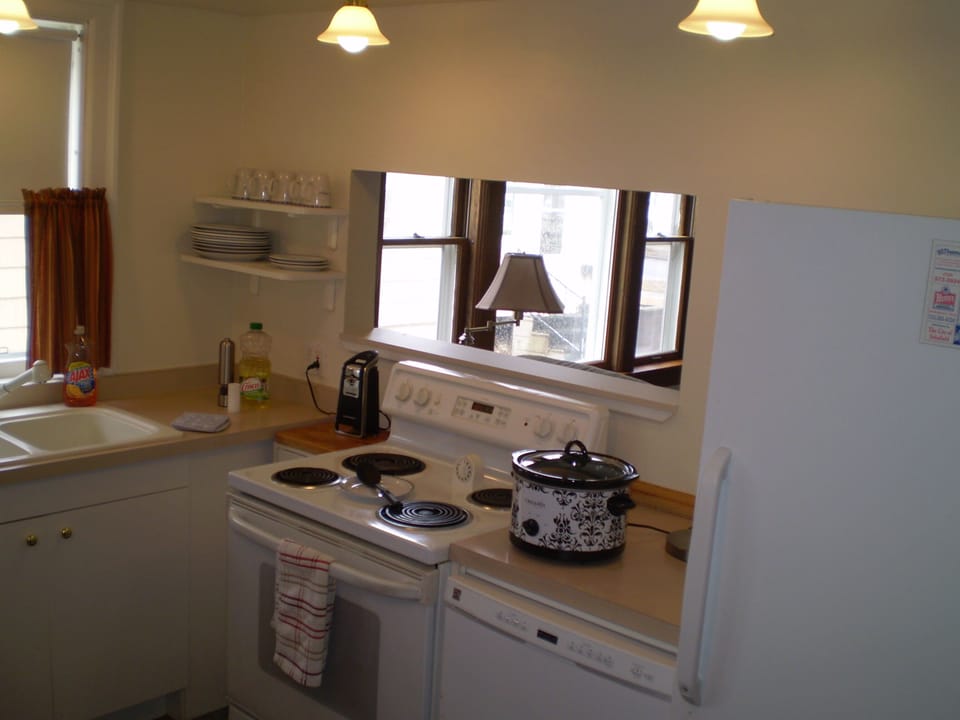 Kitchen
Fully equipped. coffee maker, microwave, toaster, bake ware , pans.
