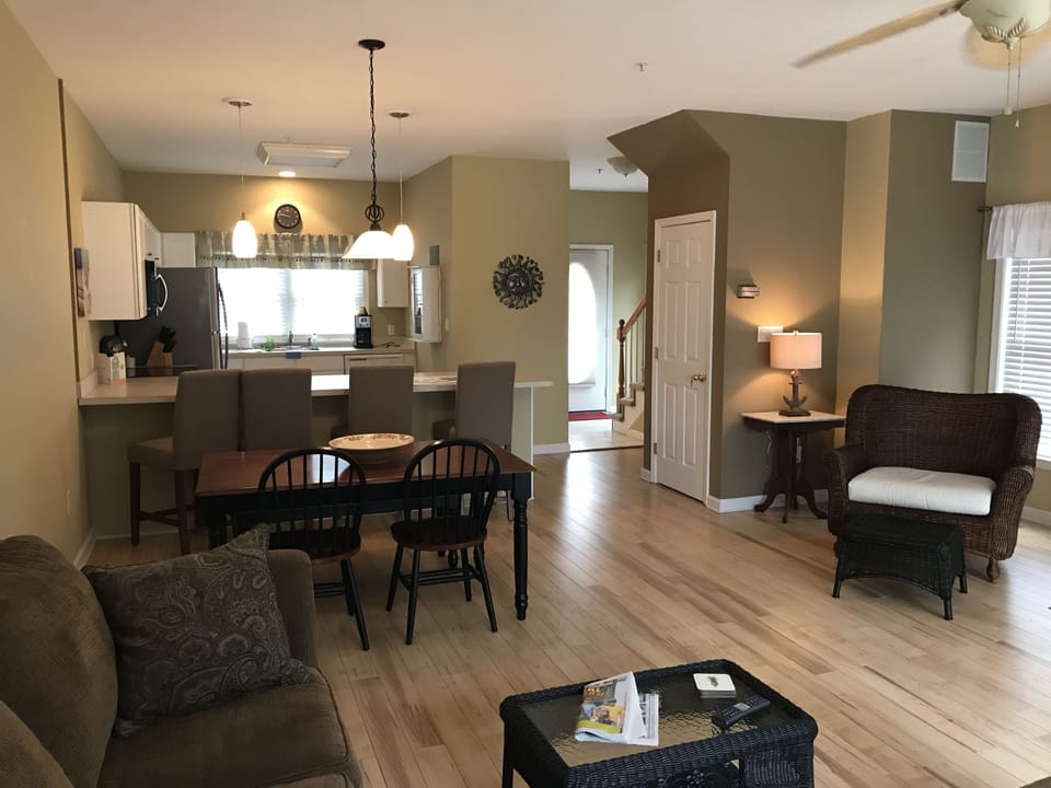 Spacious family room / dining area