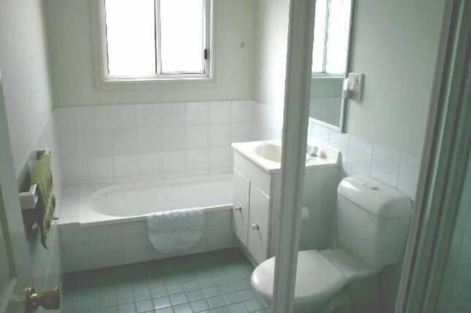 Main bathroom

