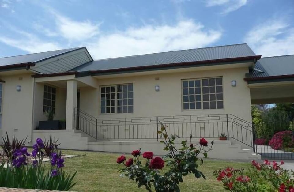 Beautifully renovated home within walking distance to the beach and town centre