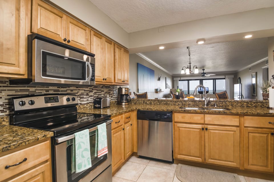 Beautiful spacious kitchen. All new Samsung appliances to include washer/dryer