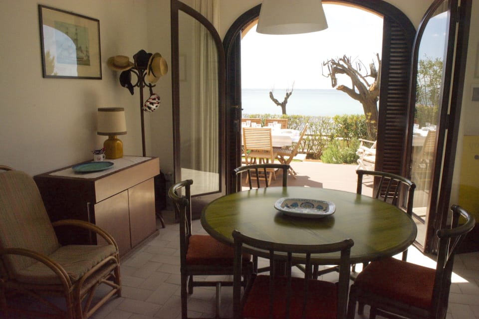 Dining room.