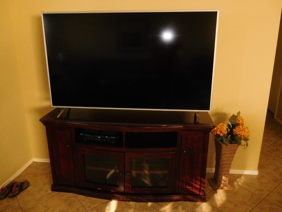 Family room - 65" flatscreen