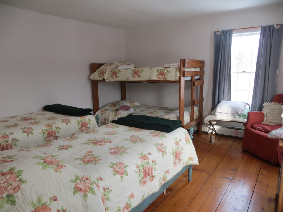 Bunk room : two twin beds and the bunk beds.