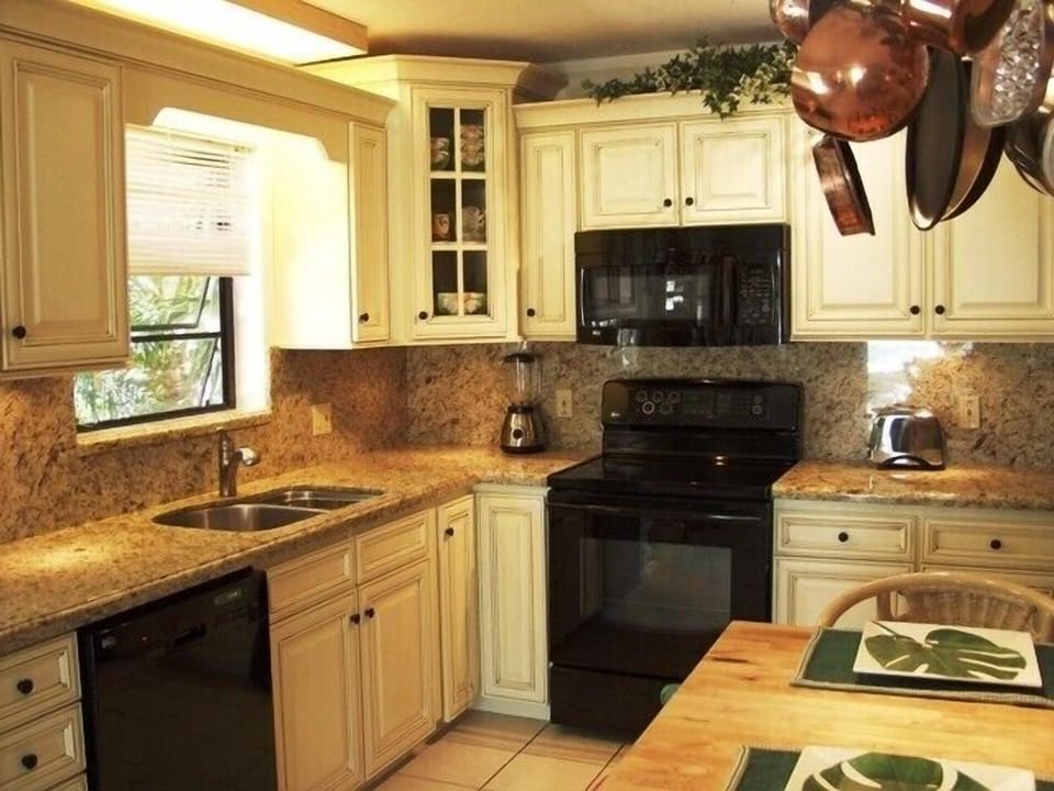 Tiki 1 - Kitchen