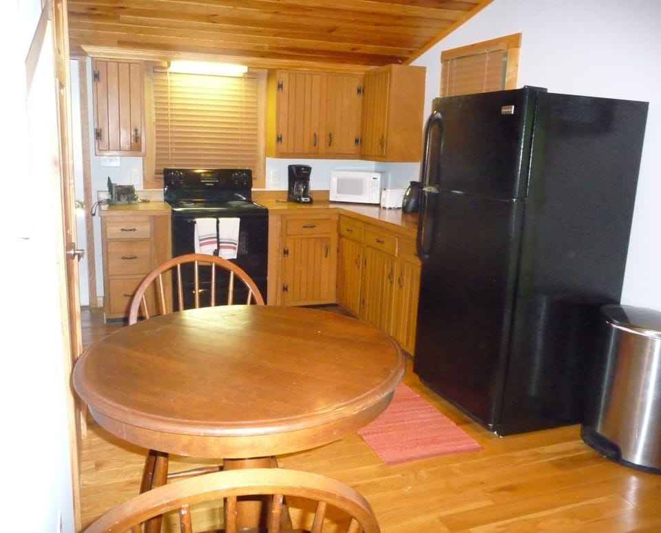 FULLY EQUIPPED KITCHEN WITH DINING TABLE
