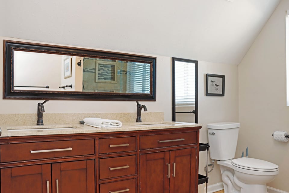 Upstairs Full Bathroom