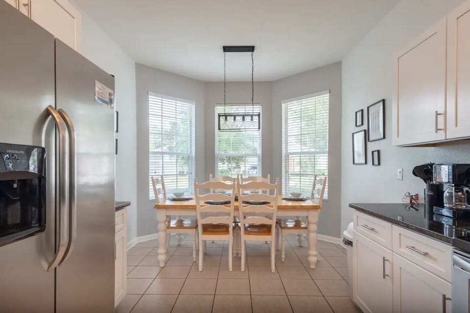 Kitchen dining area to seat 6