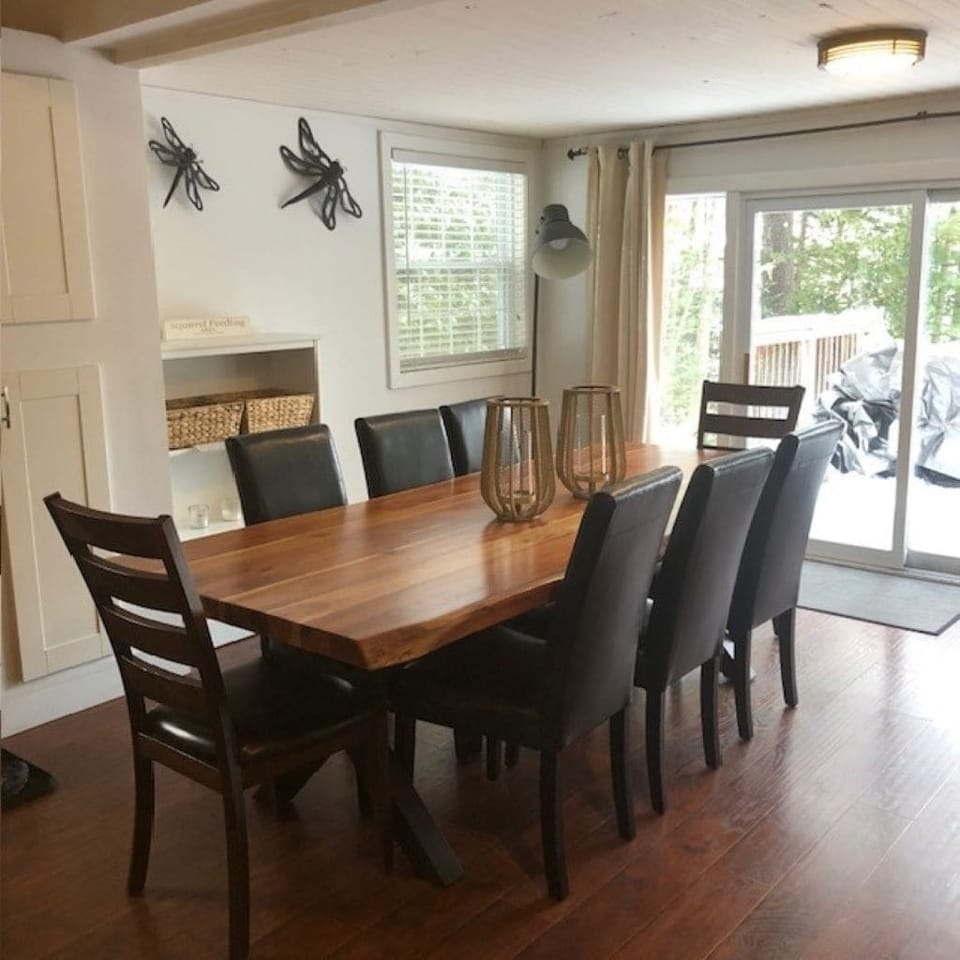 dining area seating 8