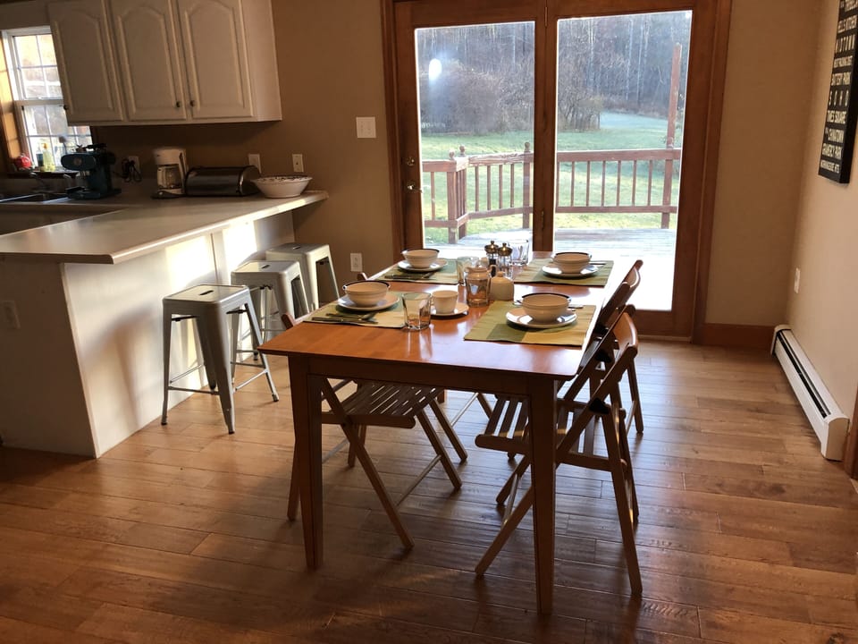 Fully equipped eat-in kitchen 