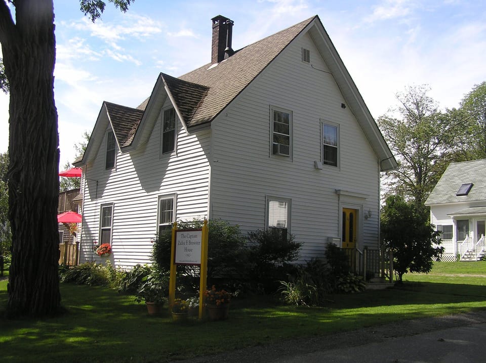 The approach to the house as you drive in from Bay View Square.