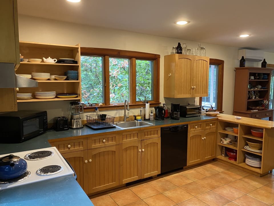 Fully equipped kitchen with dishwasher, microwave, coffee machine & grinder