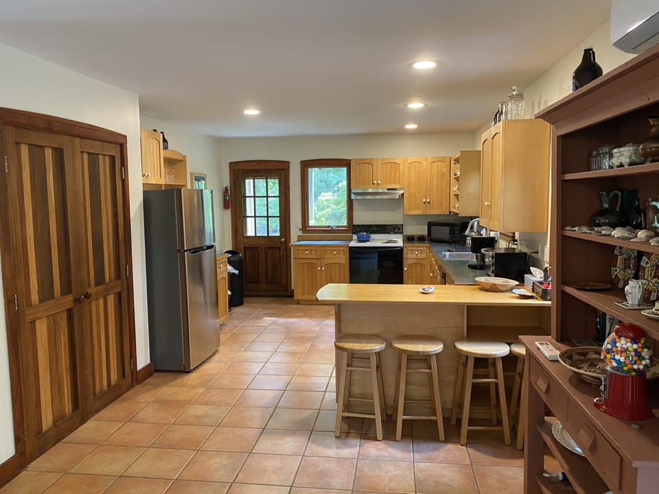Full kitchen with breakfast counter