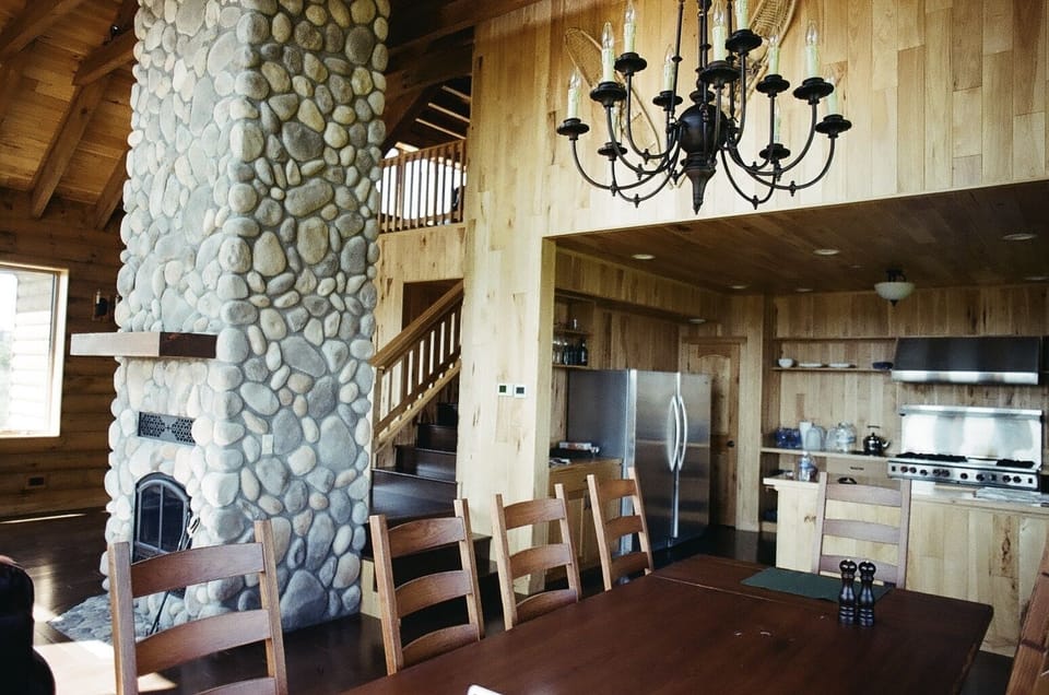 Kitchen and dining table are convenient for cooking and serving big groups