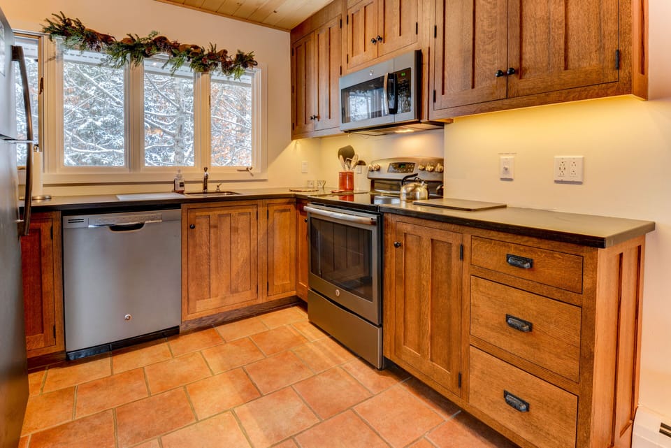 Fully stocked,  quarter-sawn oak custom kitchen w/GE appliances