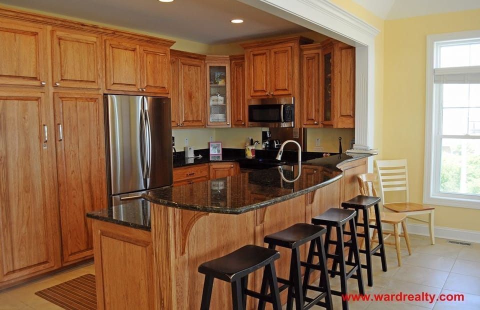 Kitchen & Bar Area