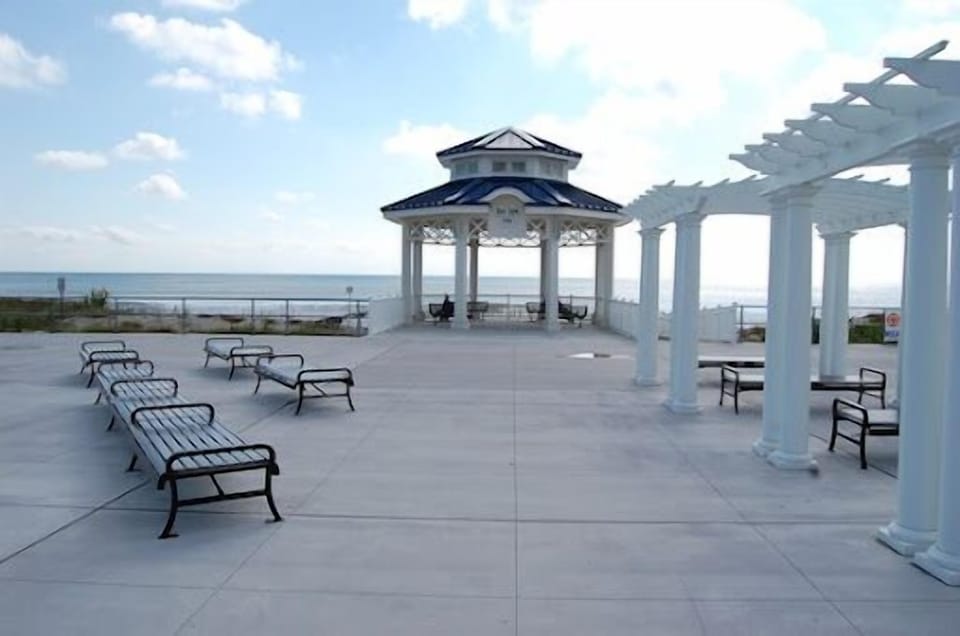 promenade sitting area