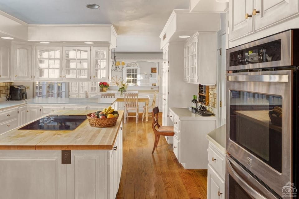 Spacious Eat In Kitchen w/  lots of counter space for family/friend meals! 