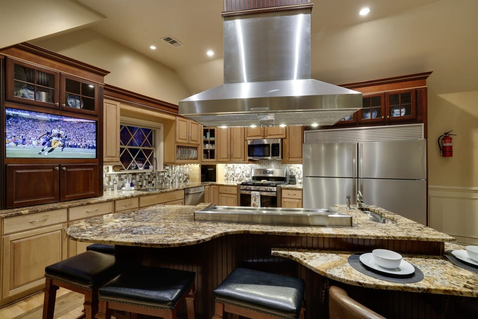 Commercial Kitchen with 4' Teppanyako Griddle & TV in Cabinets. Dual Fridge & Freezer with plenty of storage!