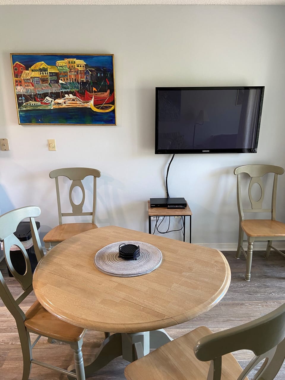 43-inch flat screen TV and Wi-Fi connected Blu-Ray/DVD player.