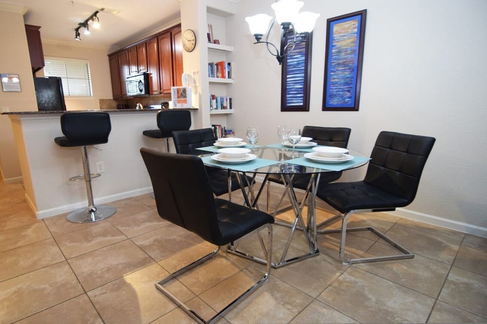 Dining area for four with two stools at the breakfast bar