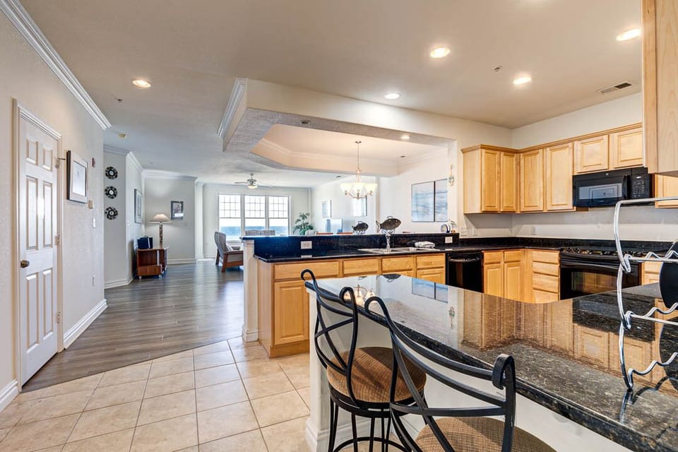 Kitchen with Bar (seats 2)