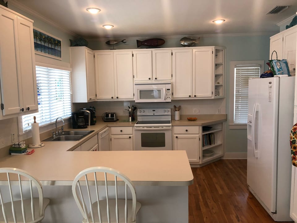 Kitchen with 3 bar stools