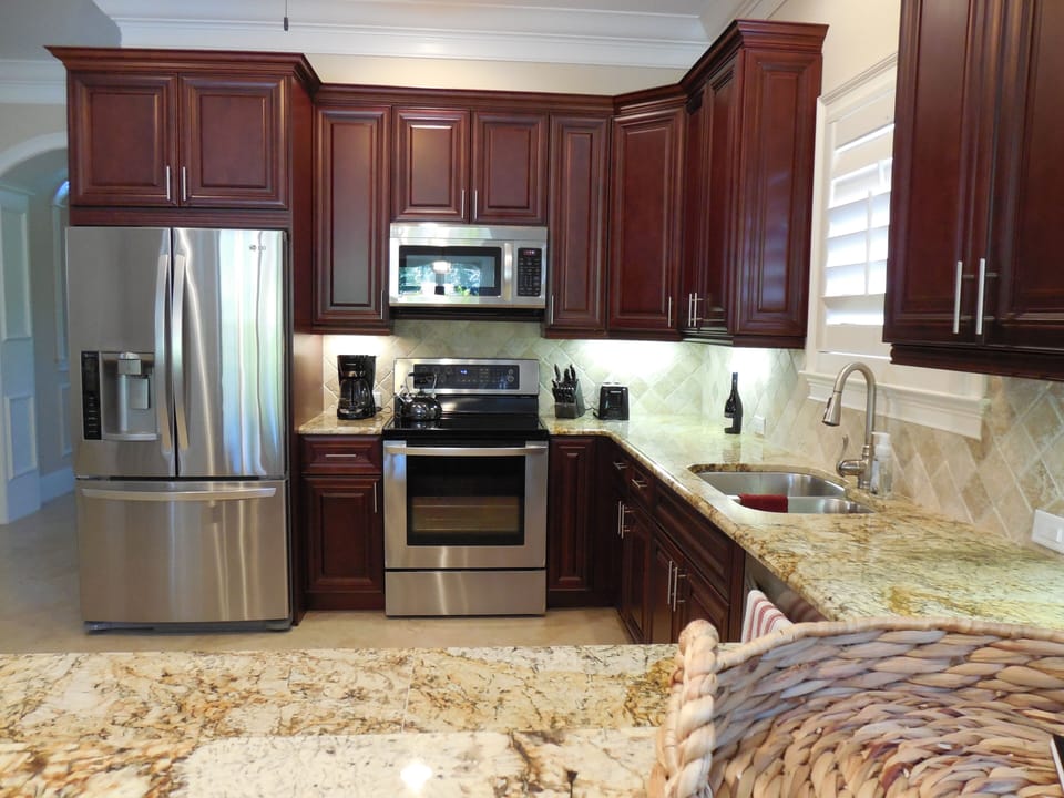 You might actually enjoy preparing meals in this fully equipped kitchen!!