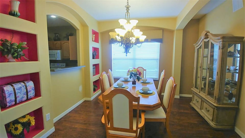 Formal dinning room