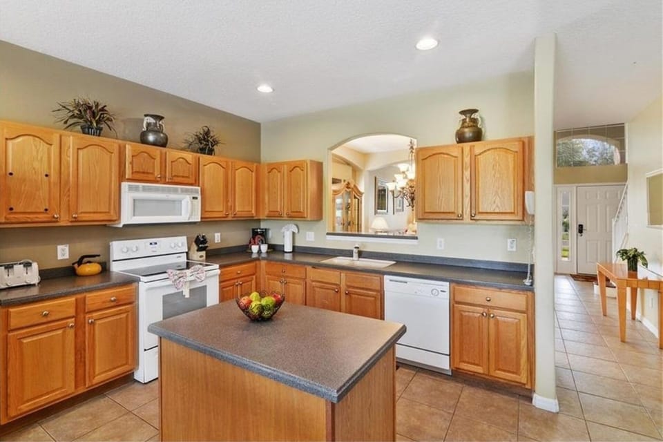 Full kitchen