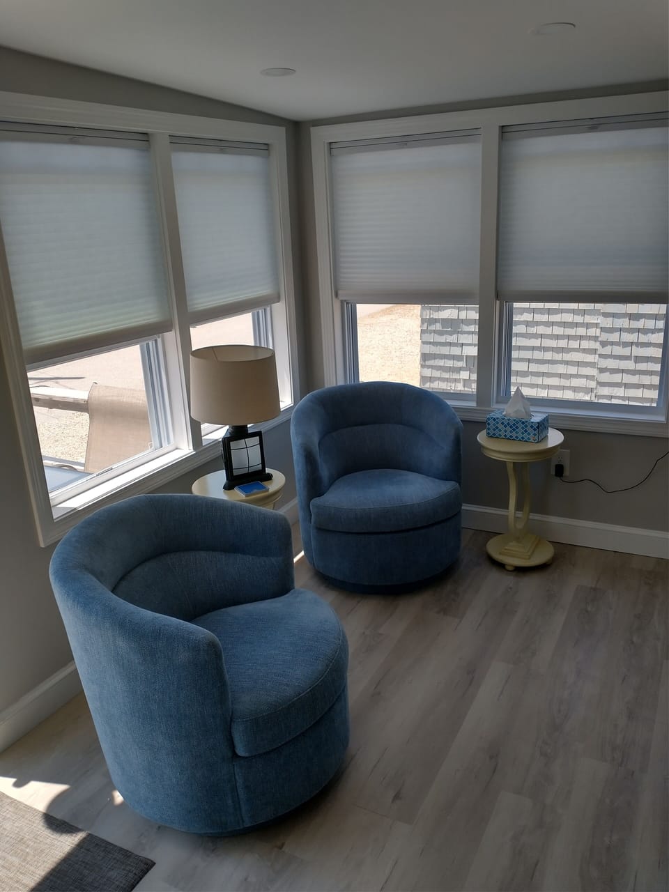 living area with two swivel love seats
