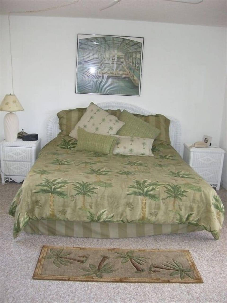 Master bedroom/king bed
