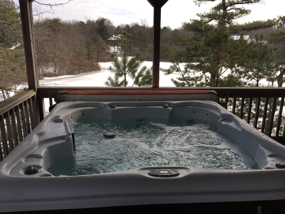 Hot tub overlooking lake - OPEN YEAR ROUND!
